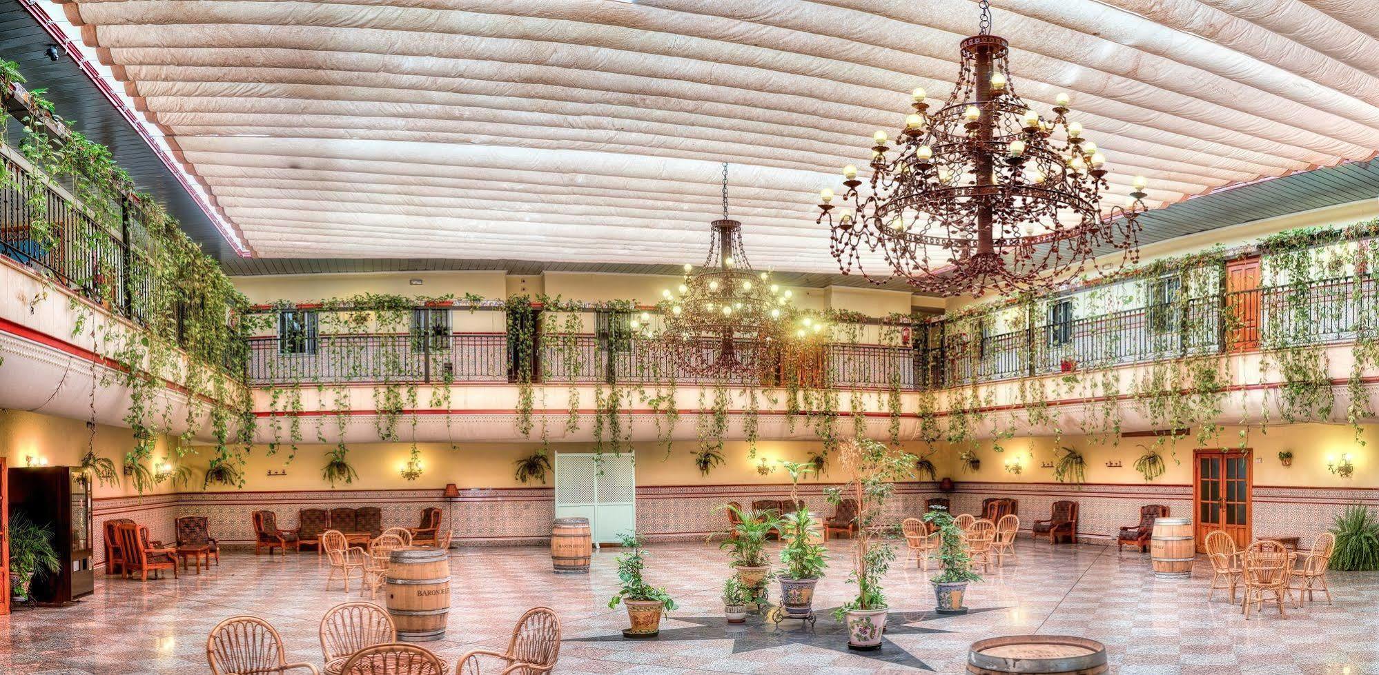 Hotel Sandra Alcalá de Guadaira Exterior foto